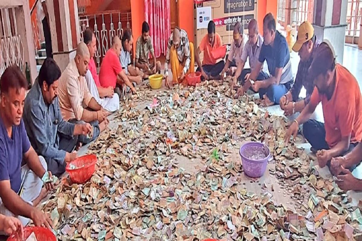 Sawan 2022 : सावन में बाबा बैद्यनाथ को सोना, चांदी, डॉलर के साथ नेपाली रुपयों का भी चढ़ावा, ऐसे हुई गिनती