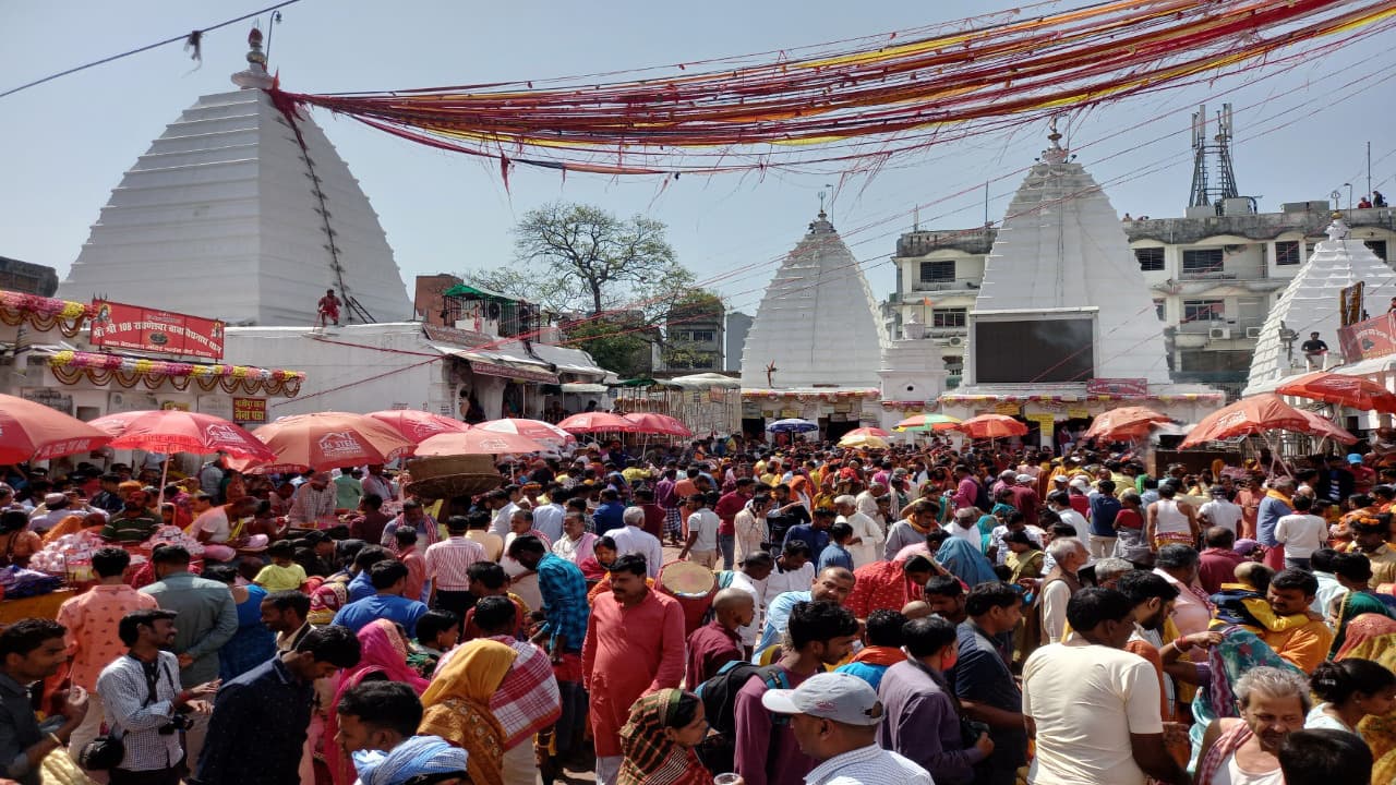 Jharkhand news: देवघर के बाबा मंदिर में मना दशहरा, खोला गया गठबंधन धागा और मोउर मुकुट