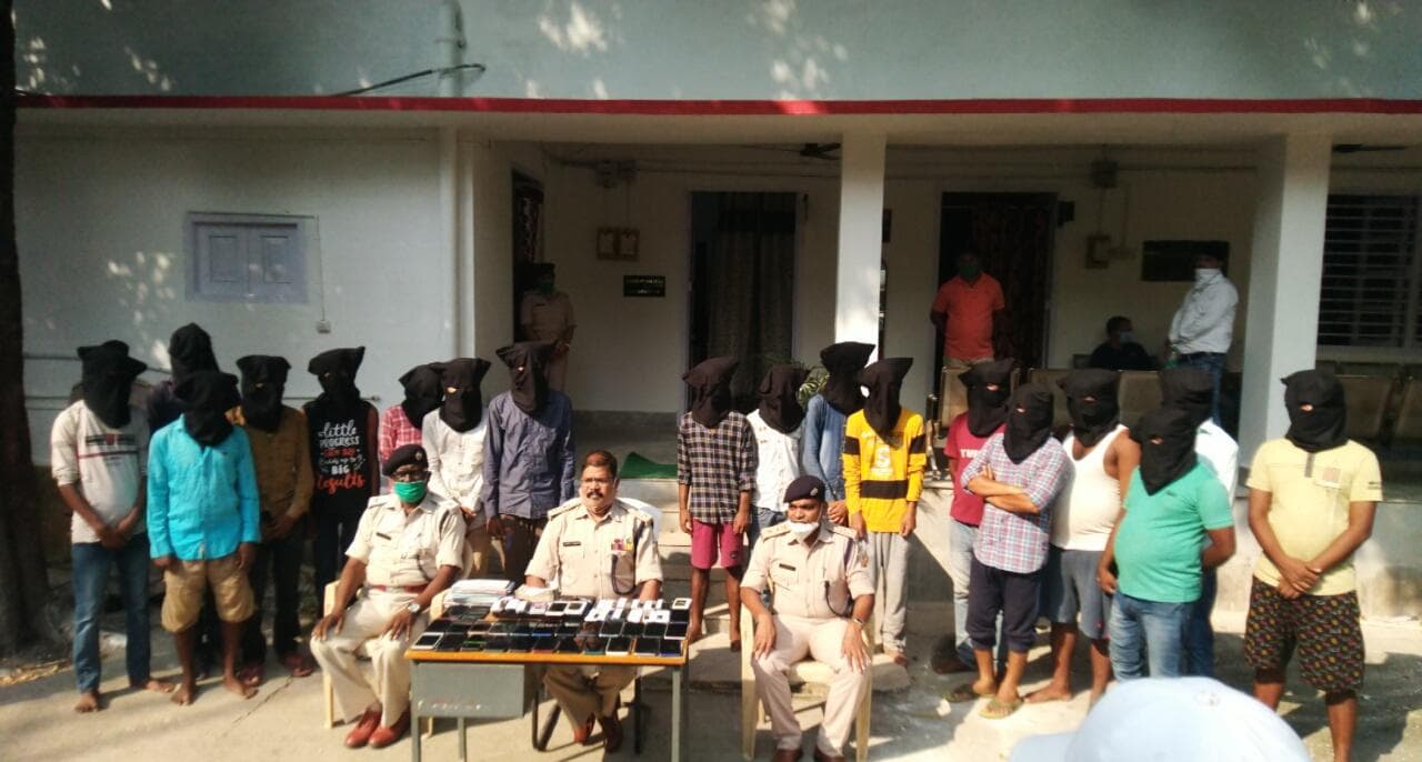 Cyber Crime :  देवघर पुलिस ने 18 साइबर ठगों को दबोचा, ऐसे करते थे लोगों से ऑनलाइन ठगी