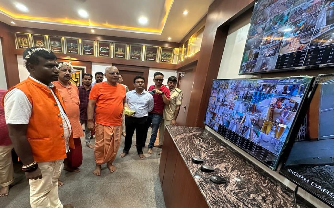 झारखंड: बाबा मंदिर पहुंचे डीसी मंजूनाथ भजंत्री, राजकीय श्रावणी मेले की तैयारियों का लिया जायजा