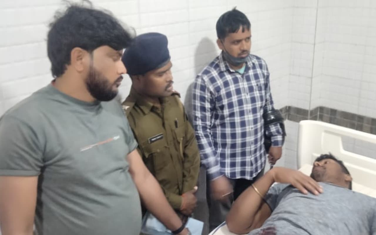 Jharkhand Crime News: मुआवजा राशि को लेकर देवघर में दो भाई बने जान के दुश्मन, गोलीबारी में एक घायल