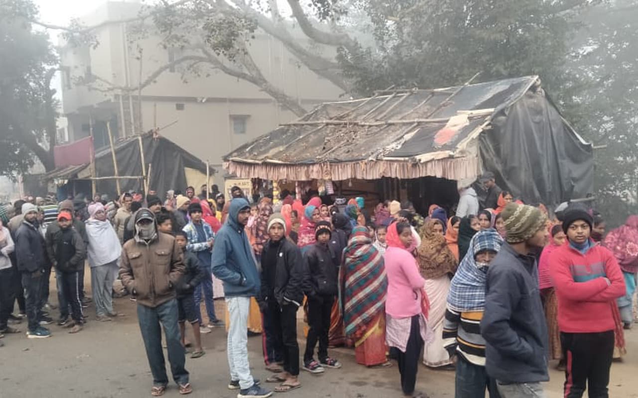 Jharkhand News: देवघर के कोरियासा में बम और गोली मारकर जमीन कारोबारी लक्ष्मी यादव की हत्या,जांच में जुटी पुलिस