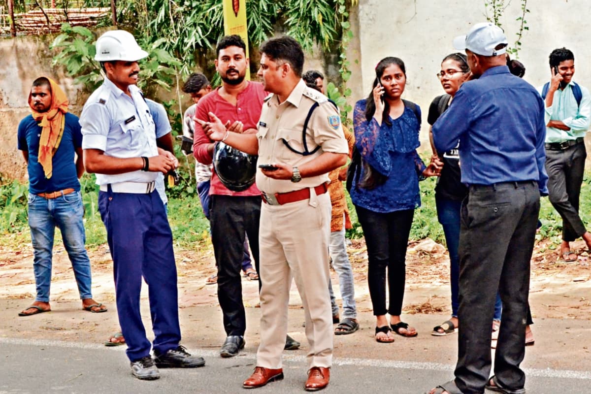 देवघर : चेकिंग में 40 बाइकों का कटा चालान, 5 पुलिसकर्मियों के लाइसेंस जब्त कर निलंबन की प्रक्रिया शुरू