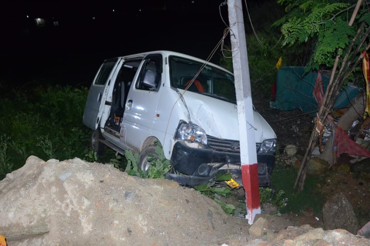 देवघर : कांवरियों से भरी कार बिजली पोल से टकरायी, ड्राइवर गंभीर, सवार लोग बचे