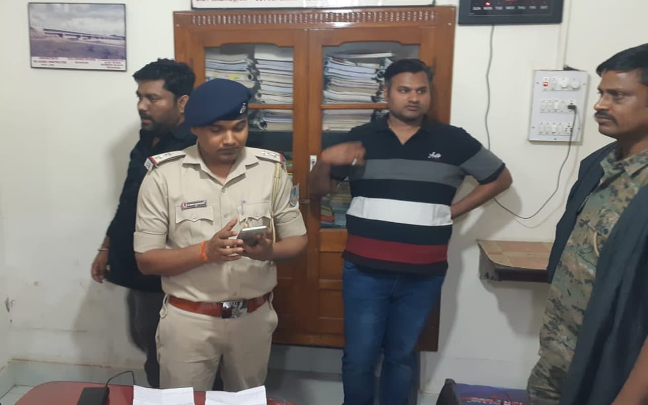 Jharkhand Crime News: देवघर में बदमाशों ने ऑफिस में घुसकर चलायी गोली, दो पर्ची फेंक कर हुआ फरार