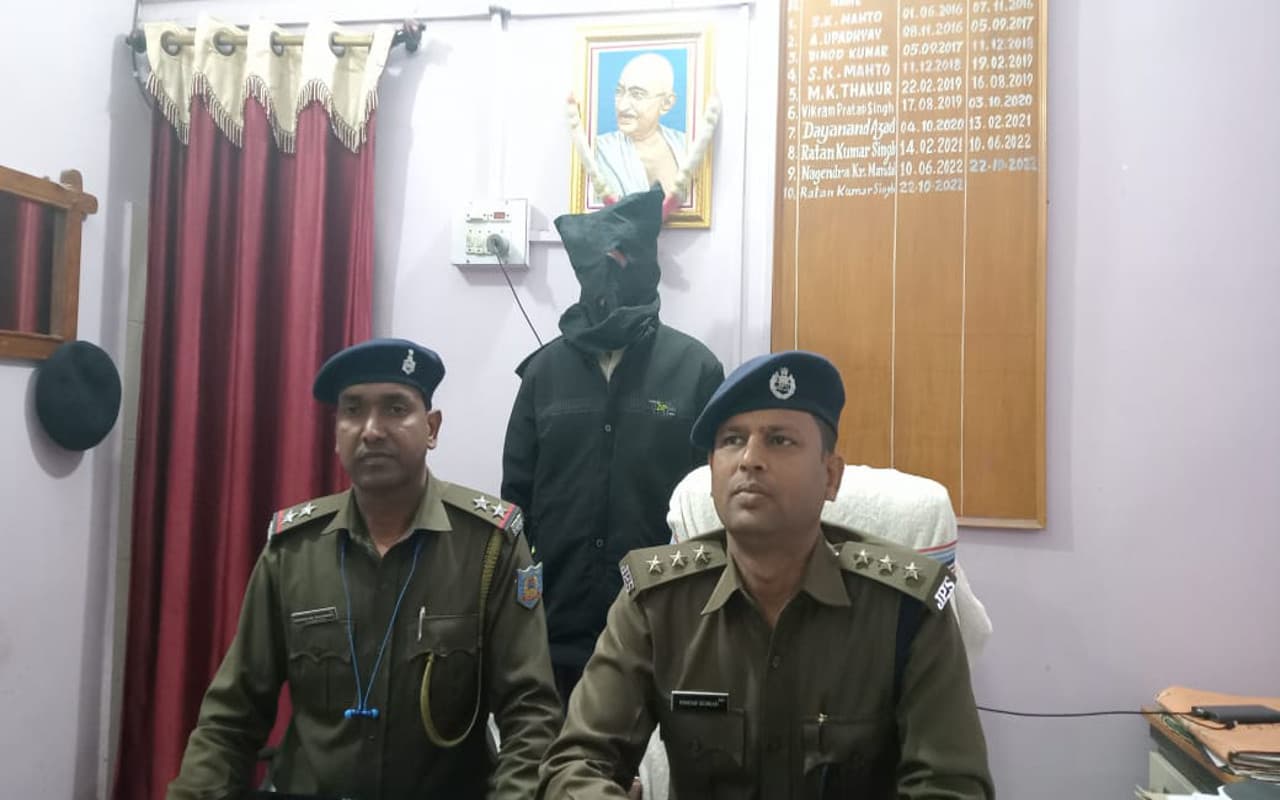 Jharkhand Crime News:  पुलिस की गिरफ्त में ऐसे आया देवघर के लक्ष्मी यादव हत्या मामले का आरोपी, पढ़ें पूरी खबर