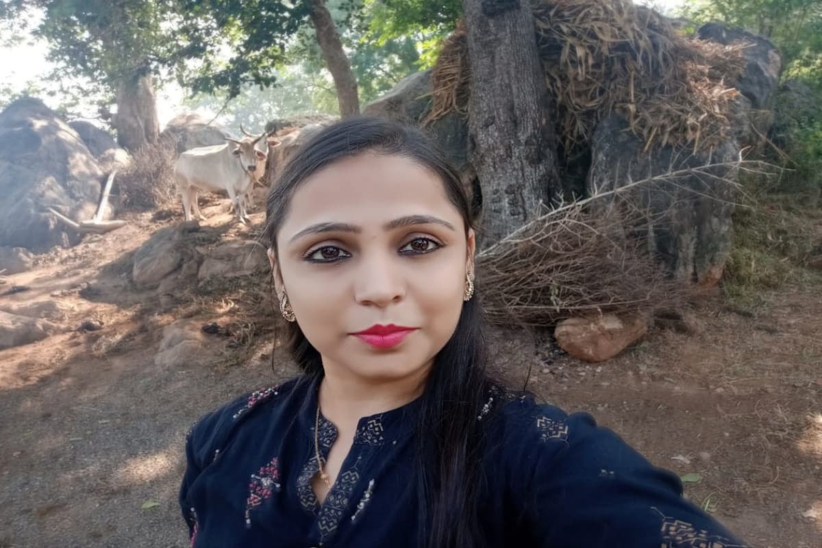 बच्चियों और महिलाओं के जीवन में बड़ा बदलाव ला रही हैं देवघर की कृतिका, जानें कैसे करती हैं काम