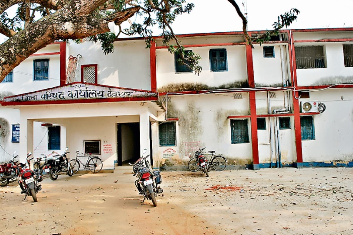 देवघर: पेपर बिक्री के बाद जिला परिषद में टेंडर स्थगित होने पर हो रहा विरोध, अभियंता पर लग रहा मनमानी का आरोप