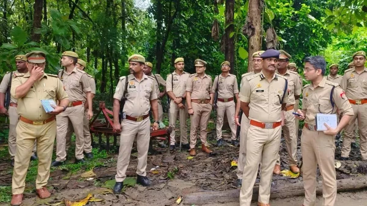 देवरिया हत्याकांड: पुलिस को 20 फरार आरोपियों का अब तक नहीं मिला सुराग, 17 लोगों का असलहा लाइसेंस होगा निरस्त