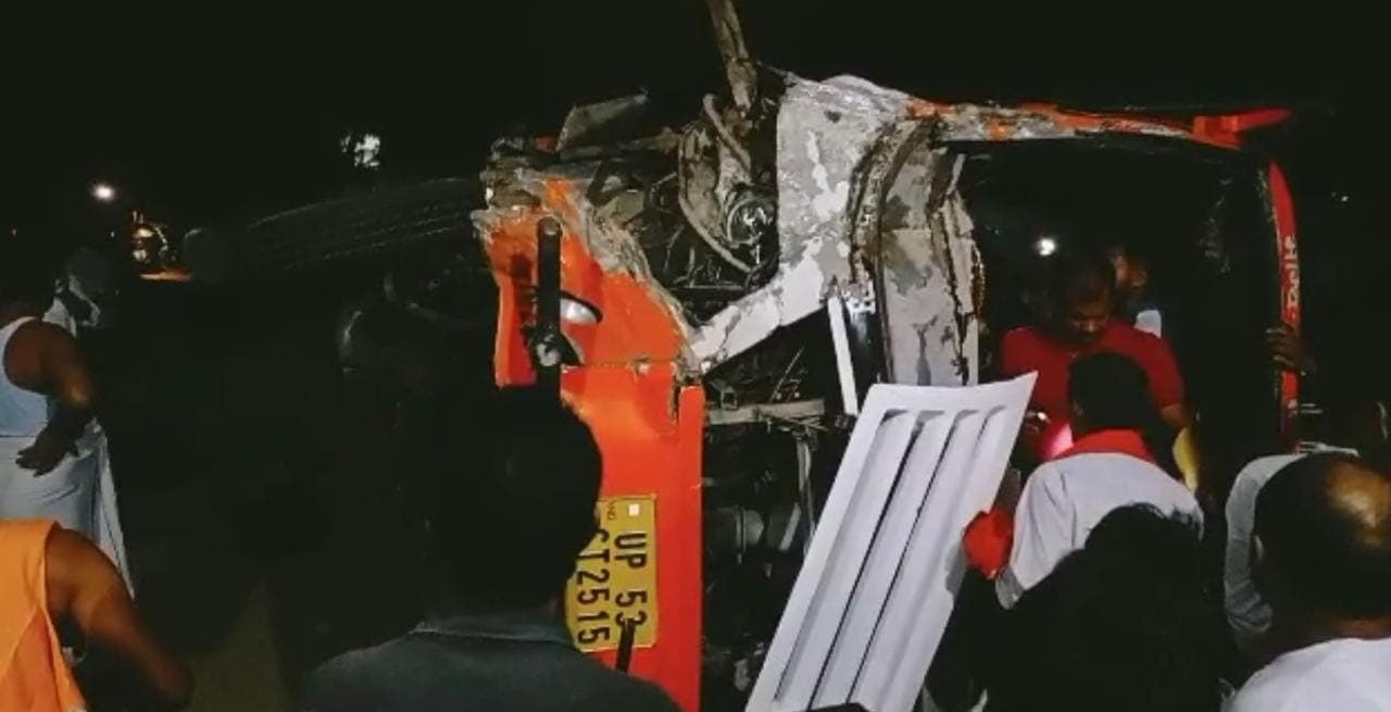देवरिया में भीषण सड़क हादसा, बस और बोलेरो की टक्कर में 6 लोगों की दर्दनाक मौत, कई घायलों का उपचार जारी