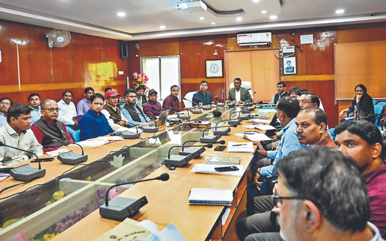 देवघर जिले में निर्वाचन से जुड़े कार्यों की डीसी ने की समीक्षा