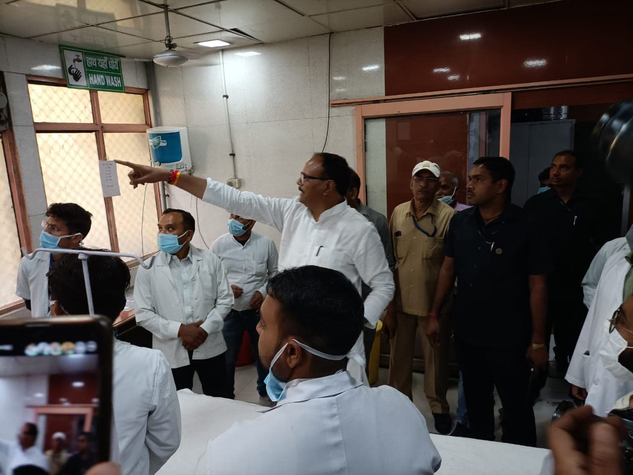 UP: डिप्टी CM ब्रजेश पाठक अचानक पहुंचे सिविल हॉस्पिटल, अव्यवस्था देख भड़केे, CMS को दिया 7 दिन का समय