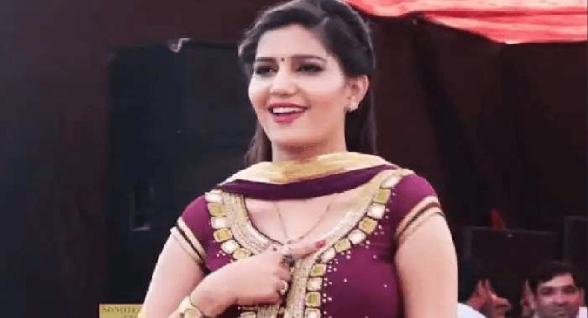 स्टेज पर डांस करते- करते अचानक गिर पड़ी सपना चौधरी, फिर हुआ ये... VIRAL VIDEO