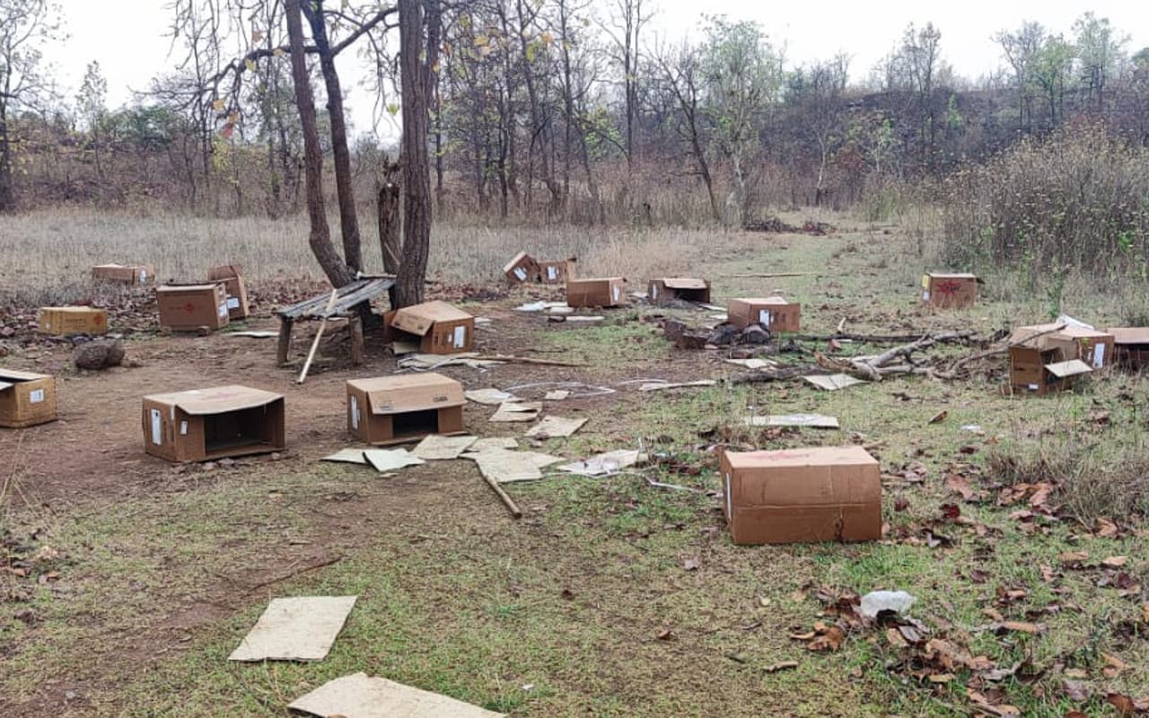 झारखंड : 100 हथियारबंद नक्सलियों ने मैगजीन हाउस से लूटे डेटोनेटर, दहशत में ग्रामीण