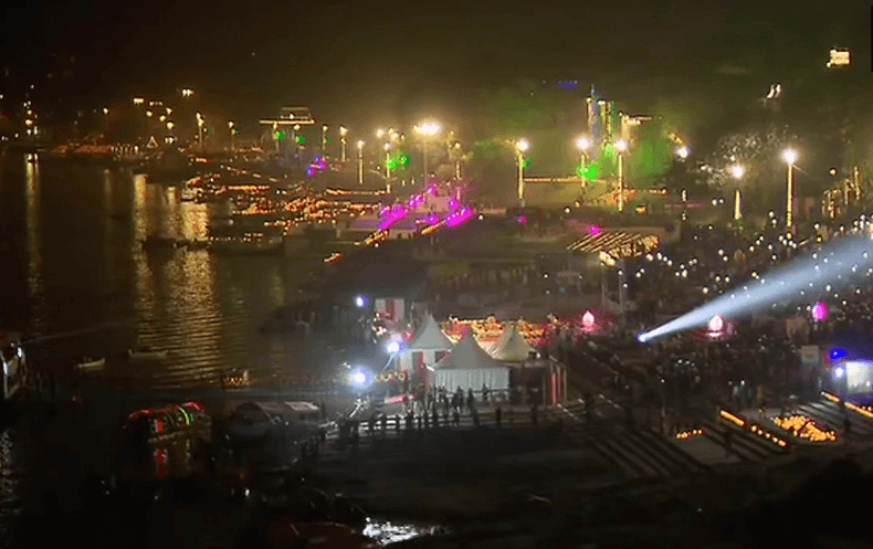 Dev Deepawali in Varanasi : लाखों दीपों की रोशनी से जगमगाया काशी, तसवीरों में देखें अद्भुत नजारा