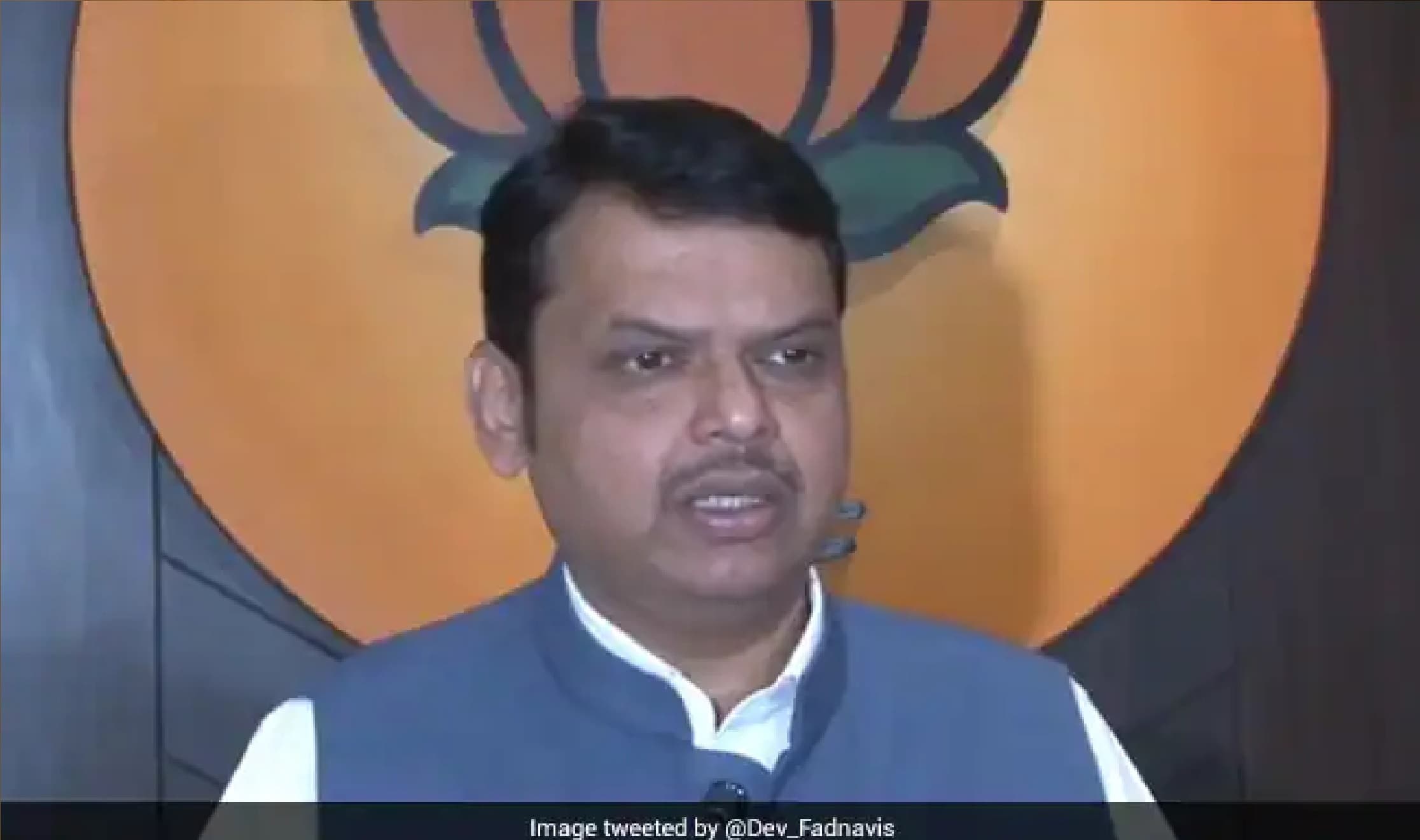 महाराष्ट्र के पूर्व मुख्यमंत्री फडणवीस ने कहा, विस्फोट से ज्यादा विस्फोटक है यह खुलासा, गृहमंत्री देशमुख इस्तीफा दें