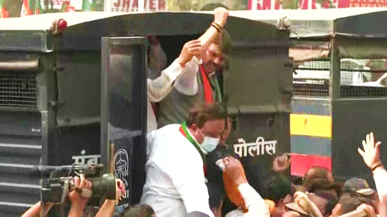 नवाब मलिक का इस्तीफा मांगने पर महाराष्ट्र के पूर्व मुख्यमंत्री को मुंबई पुलिस ने हिरासत में लिया