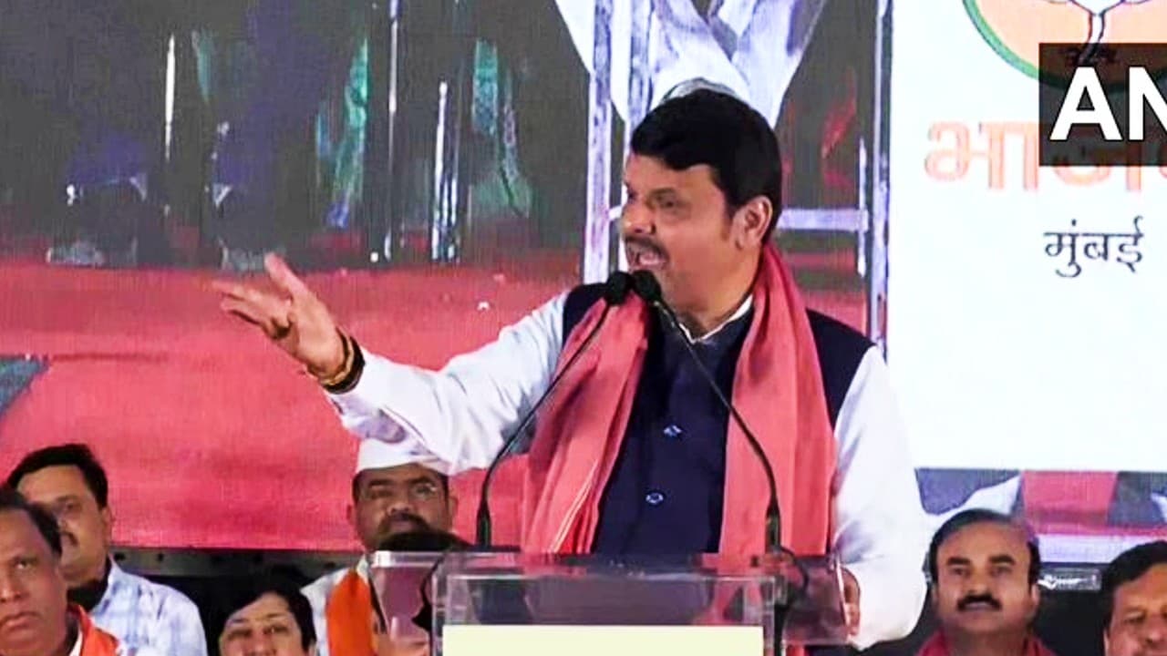 उद्धव पर बरसे फडणवीस- हनुमान चालीसा पढ़ना राजद्रोह, औरंगजेब की मजार पर जाना राजकीय शिष्टाचार