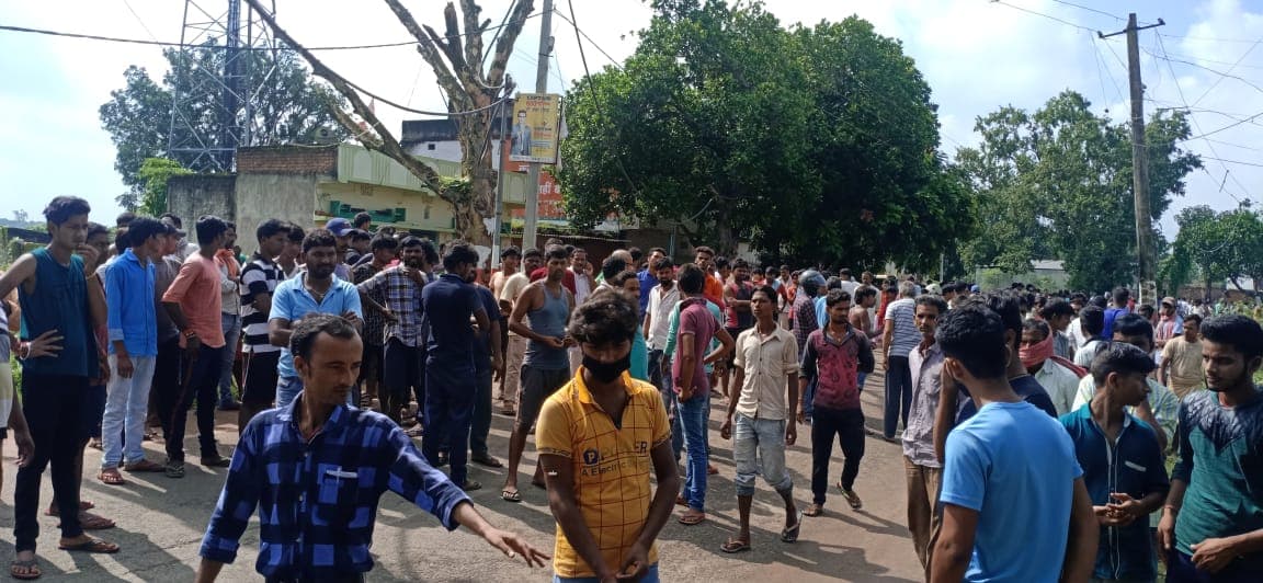 ट्यूशन पढ़कर घर लौट रहे दो छात्रों की ट्रैक्टर से कुचलकर मौत, बाल-बाल बचा एक छात्र, आक्रोशित लोगों ने किया सड़क जाम