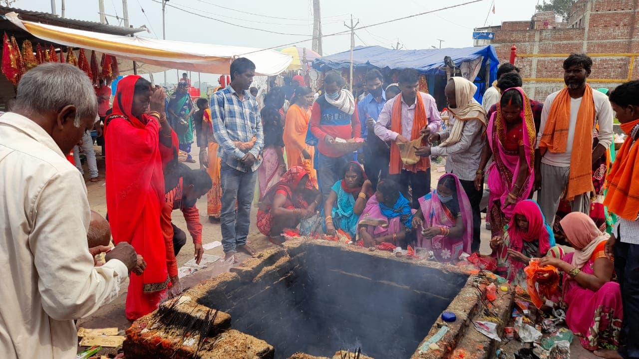Chaitra Navratri 2022: देवी धाम में लगा मेला, मां की पूजा व प्रेत-बाधा मुक्ति के लिए उमड़ रहे श्रद्धालु