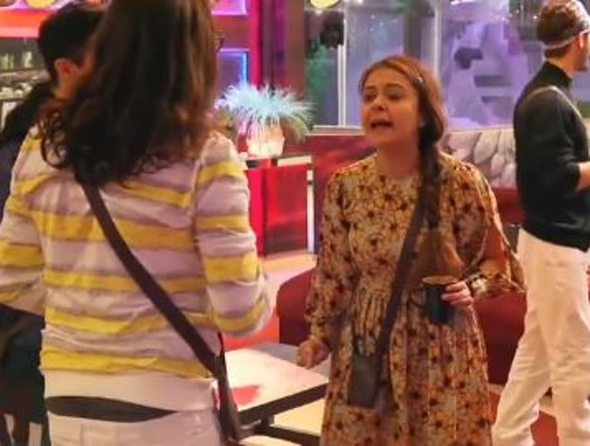 बिग बॉस 15: देवोलीना और अभिजीत बिचुकले के बीच हुई जबरदस्त लड़ाई, एक्ट्रेस ने दी गाली, VIDEO VIRAL