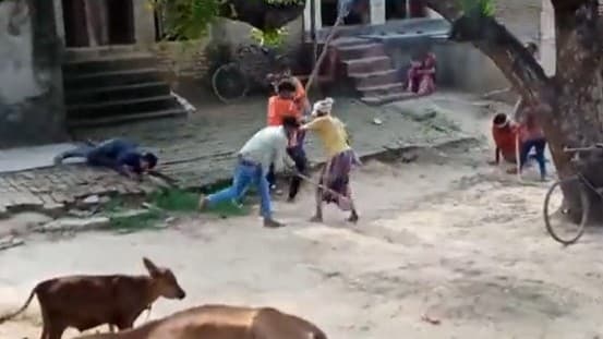 UP के देवरिया में दबंगों ने महिलाओं और बच्चों को घर में घुसकर पीटा, वीडियो हुआ वायरल, 6 गिरफ्तार