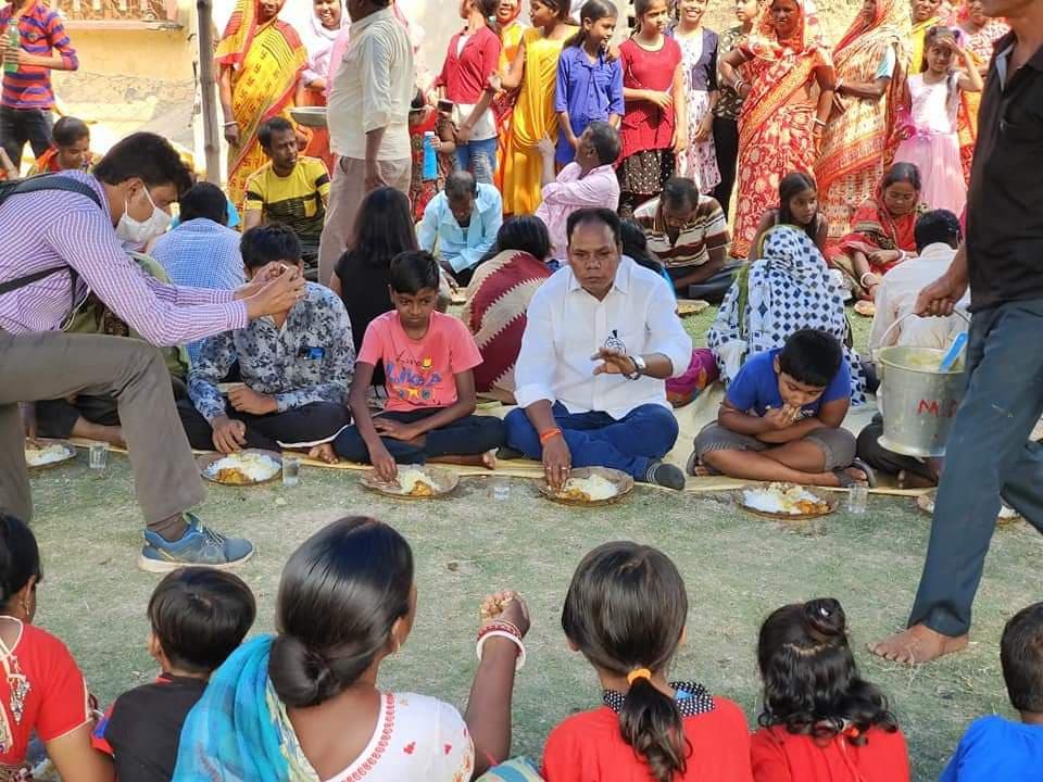 Bengal Chunav 2021:  बंगाल में भोज पॉलिटिक्स, तृणमूल नेता के जनता से प्रेम पर भड़की BJP, BDO से शिकायत