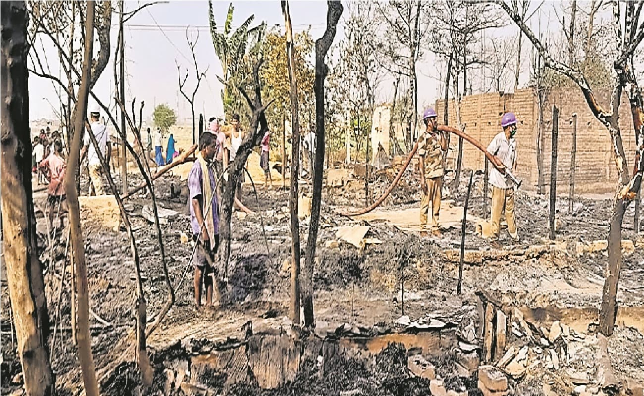 बेगूसराय में लगी भीषण आग, तीन सौ घर जलकर राख, लाखों की संपत्ति का हुआ नुकसान