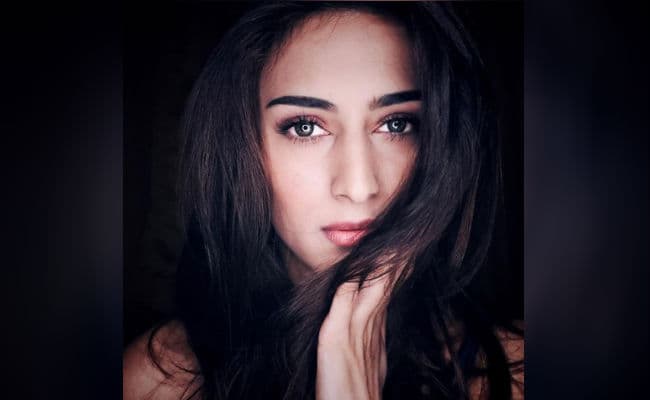 Kasautii Zindagi Kay फेम 'प्रेरणा' ने पूल में दिया बोल्ड पोज, एरिका फर्नांडिस का हॉट लुक सोशल मीडिया पर वायरल