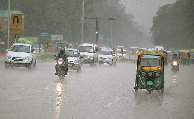 UP Weather Update: IMD ने यूपी के इन इलाकों में जारी किया बारिश का अलर्ट, जानें अपने शहर में मौसम का हाल