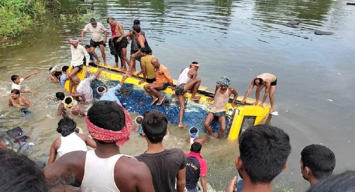 बिहार: बेगूसराय में स्कूली बच्चों से भरी बस पानी भरे गड्ढे में पलटी, ग्रामीणों की सूझबूझ से टली बड़ी अनहोनी