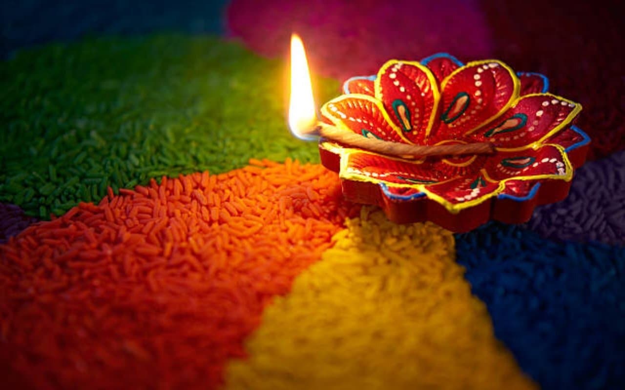 ज्ञान का प्रकाश फैलाने का पर्व है दीपावली