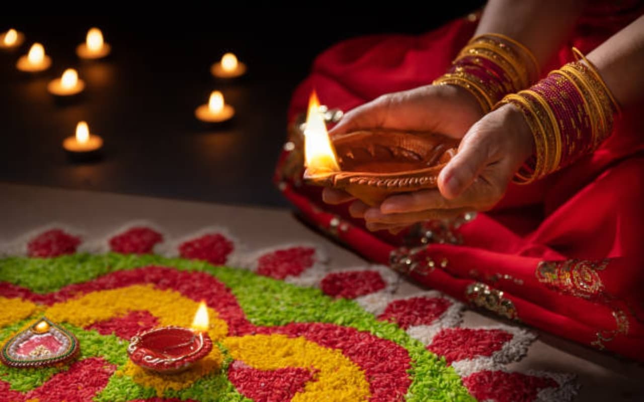 Diwali 2023: दिवाली पर भूलकर भी इस दिशा में न जलाएं दीया, वर्ना नहीं होगा मां लक्ष्मी का आगमन