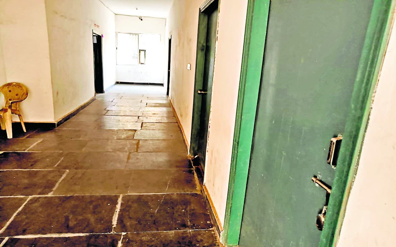 45 दिनों से हड़ताल पर हैं झारखंड के राजस्व कर्मचारी, जाति-आय प्रमाणपत्र के लिए अभ्यर्थी लगा रहे चक्कर 45 दिनों से हड़ताल पर हैं झारखंड के राजस्व कर्मचारी, जाति-आय प्रमाणपत्र के लिए अभ्यर्थी लगा रहे चक्कर