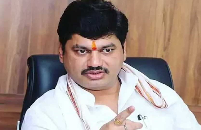 महाराष्ट्र के मंत्री के खिलाफ भाजपा ने की चुनाव आयोग से शिकायत, लगा है बलात्कार का आरोप