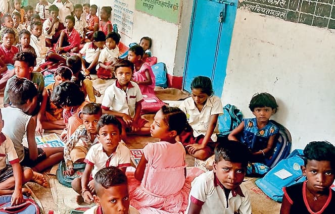 धनबाद : टुंडी के इस स्कूल में कभी भी हो सकता है हादसा, जर्जर भवन में पढ़ने को विवश हैं बच्चे