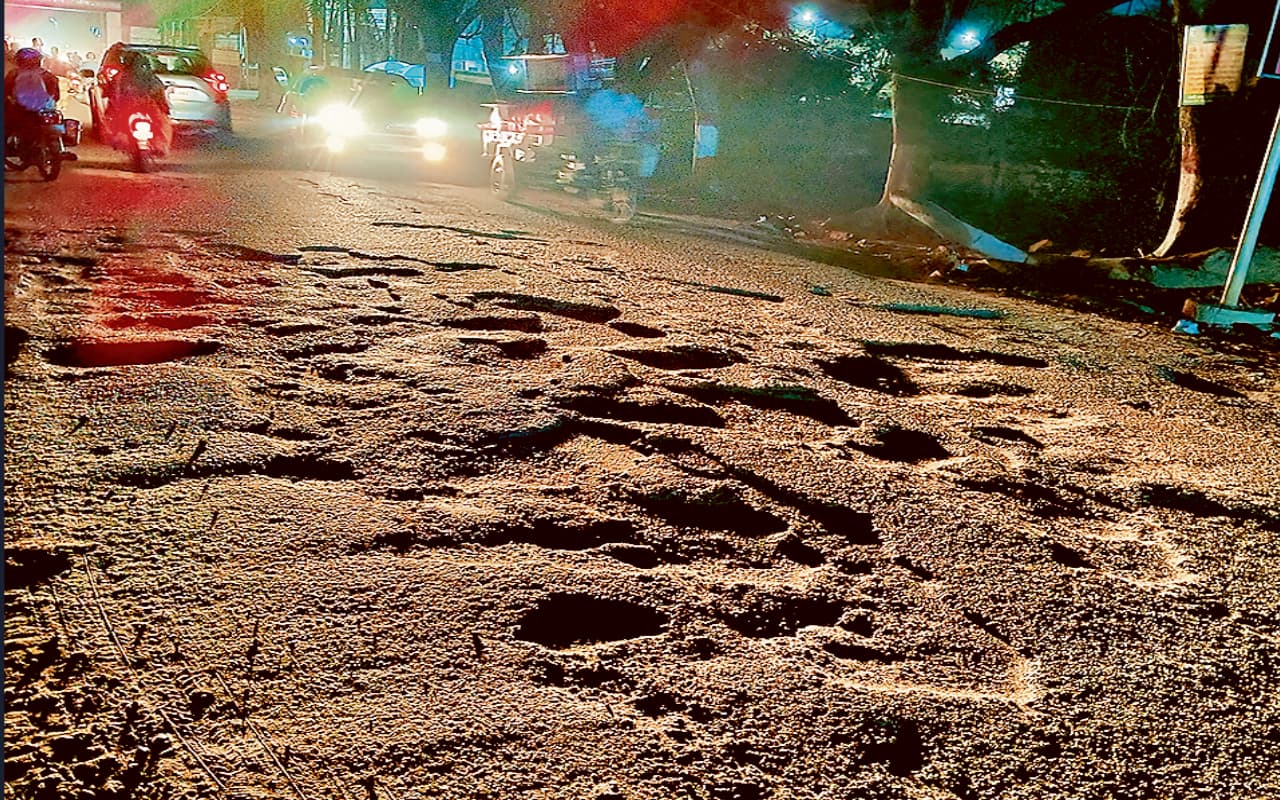 धनबाद में अस्पताल पहुंचने में उखड़ जा रहीं मरीजों की सांसें, सड़कों का है ऐसा हाल