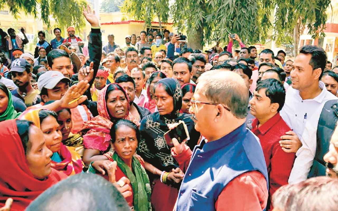 धनबाद में अनिश्चितकालीन हड़ताल पर निगम कर्मी, कामकाज ठप से करीब 15 लाख का राजस्व नुकसान