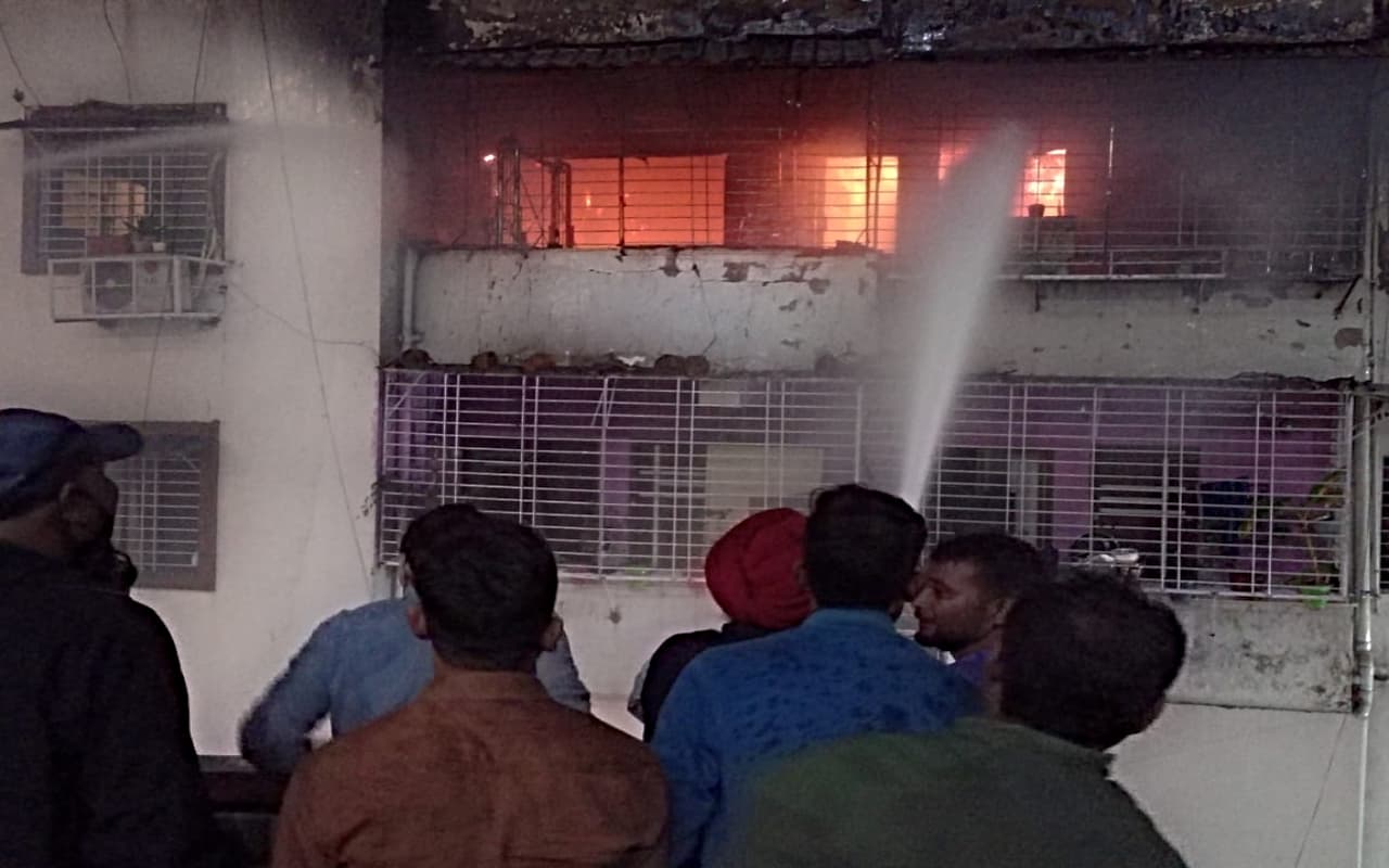 धनबाद के आशीर्वाद टावर में अभिशाप बनकर आयी आग, देखते ही देखते लग गए लाशों के ढेर