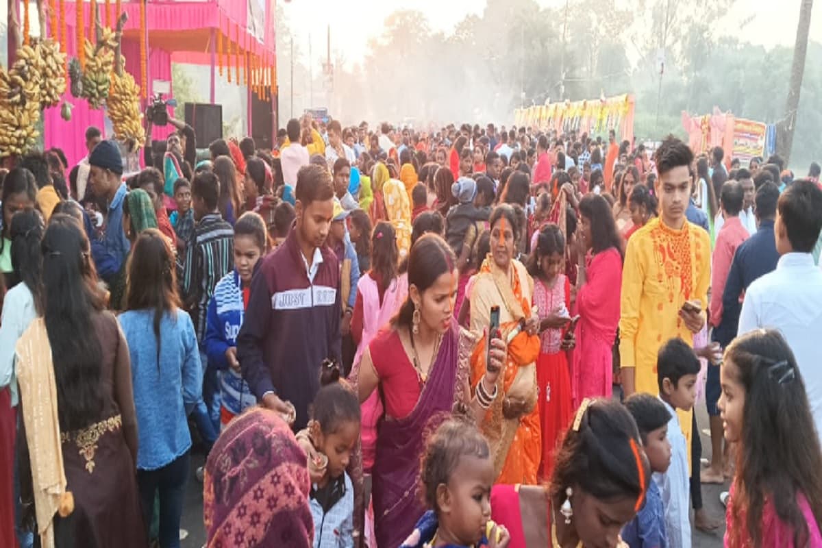 धनबाद के टुंडी में उदीयमान सूर्य को दिया गया अर्घ्य, सुरक्षा के थे पुख्ता इंतजाम