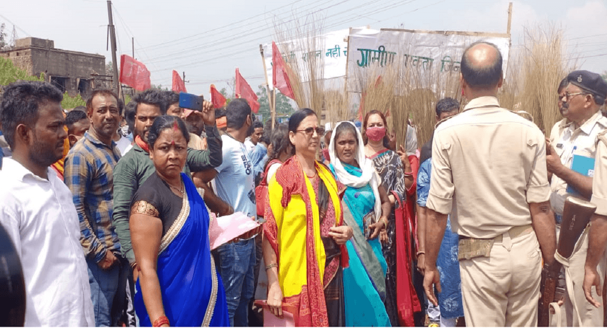 Jharkhand News : गोलियों की तड़तड़ाहट व बम धमाकों से दहल उठा झारखंड के धनबाद का सिजुआ इलाका, ये है वजह