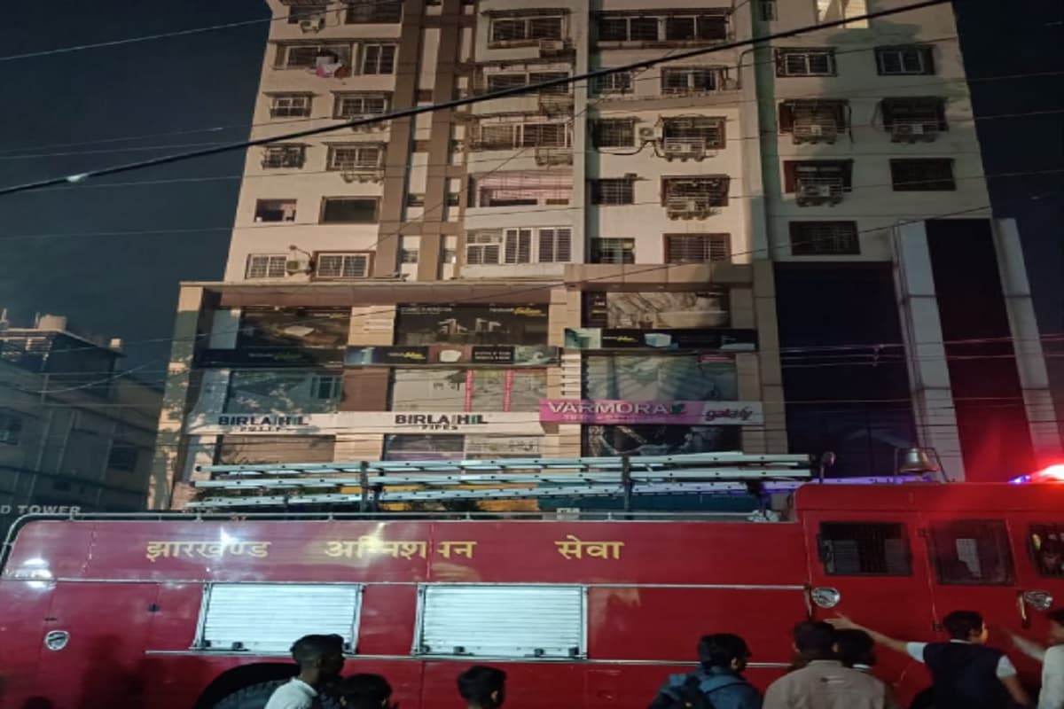 सात दमकल ने 2.30 घंटे में पाया आग पर काबू, ऊपर की ओर भागने वाले बचने में रहे सफल