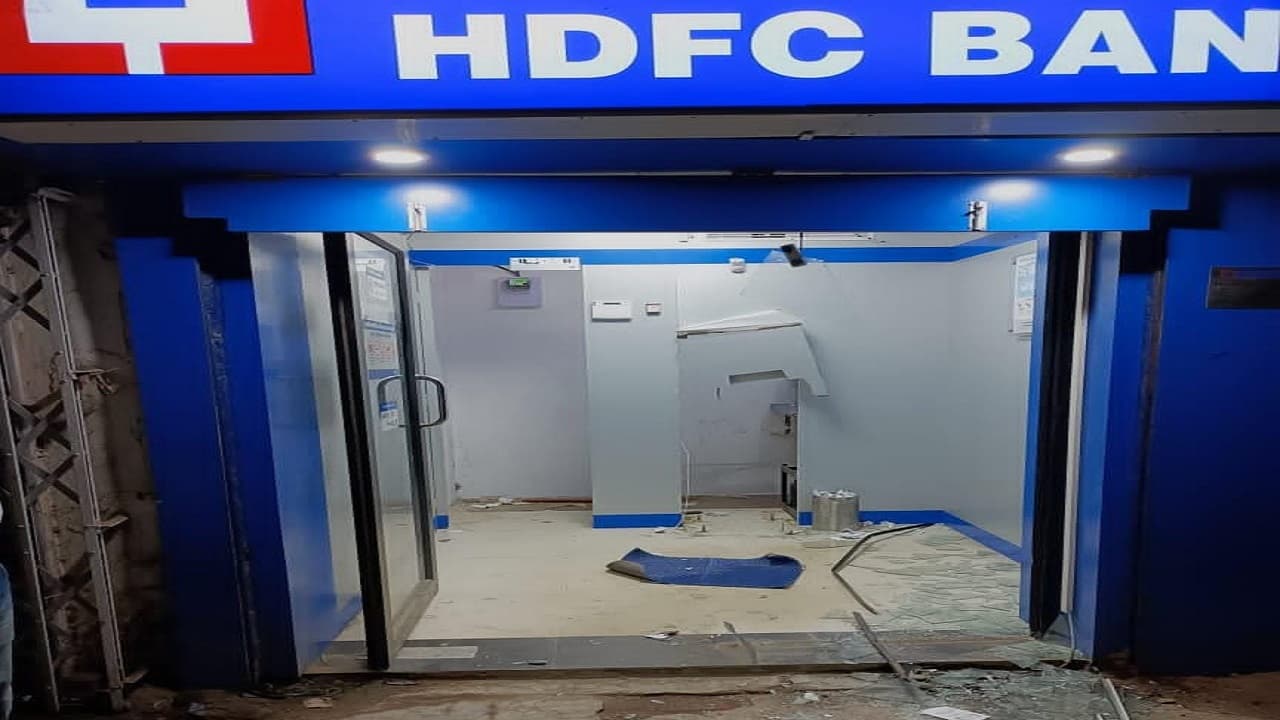 Jharkhand Crime News:अपराधियों का दुस्साहस, ATM उखाड़कर हुए फरार, कैमरे की नजर से बचने के लिए किया ये काम