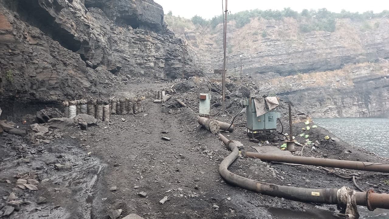 झारखंड के धनबाद में अवैध कोयला उत्खनन के दौरान हादसा, चाल धंसने से आधा दर्जन लोग घायल, एक महिला गंभीर