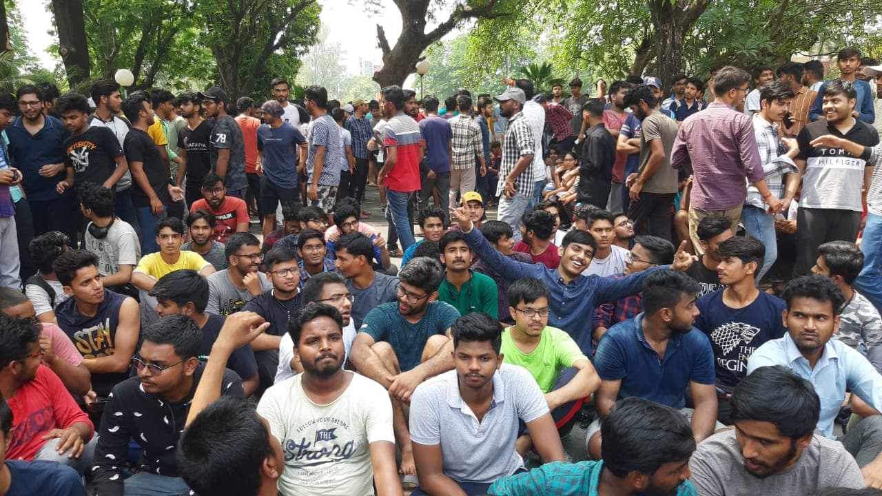 ऑनलाइन एग्जाम की मांग को लेकर धनबाद ISM के छात्रों ने डायरेक्टर ऑफिस को घंटों घेरा, जमकर हुई नारेबाजी