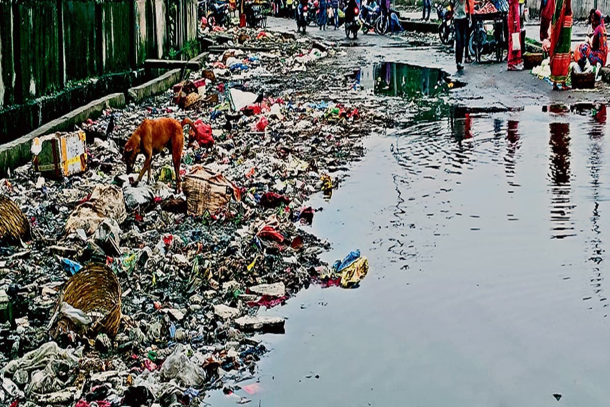 धनबाद के पुराना बाजार की सड़क पर अतिक्रमण और टोटो चालकों के आतंक से लोग परेशान, पैदल चलना भी हुआ दुश्वार