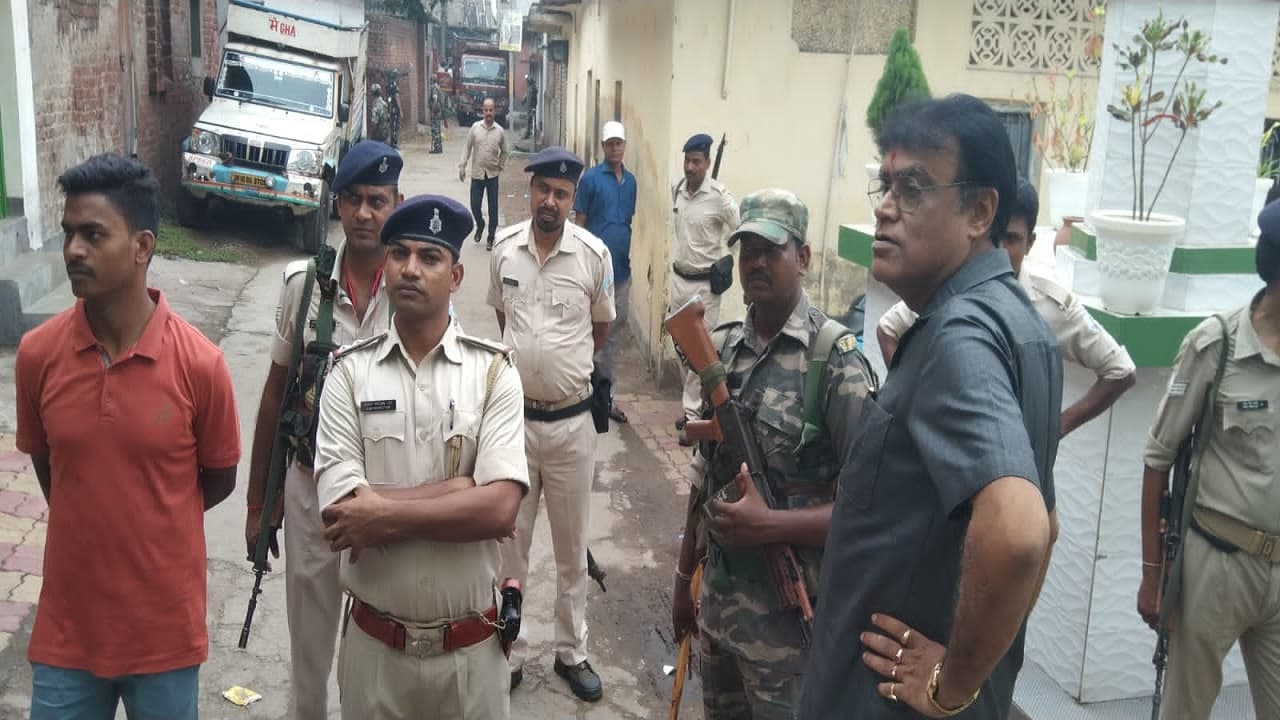 Jharkhand Crime News: नन्हे खान हत्याकांड में फरार गैंगस्टर प्रिंस खान के घर कुर्की-जब्ती कर रही पुलिस Jharkhand Crime News: नन्हे खान हत्याकांड में फरार गैंगस्टर प्रिंस खान के घर कुर्की-जब्ती कर रही पुलिस