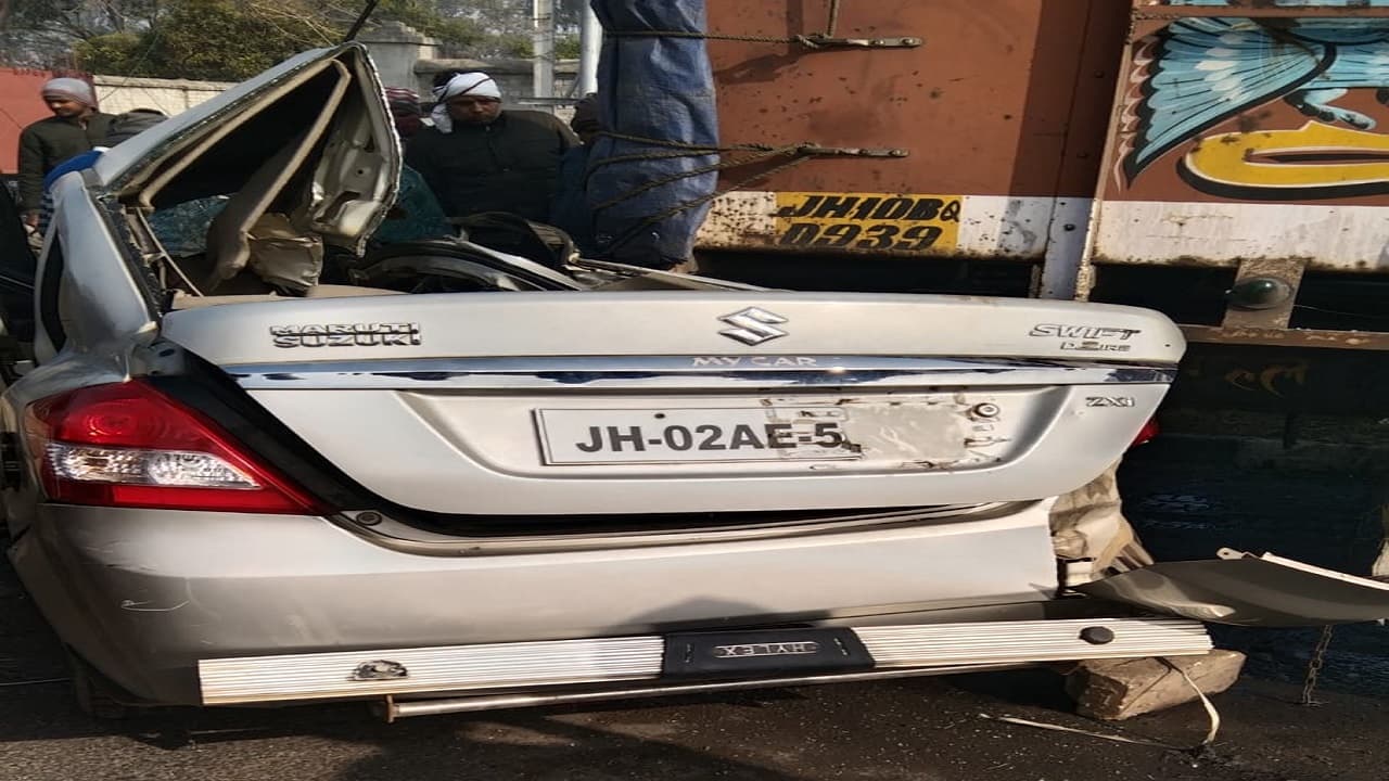 झारखंड के धनबाद में तेज रफ्तार कार ट्रक से टकरायी, हजारीबाग के खस्सी व्यवसायी समेत 2 लोगों की मौत