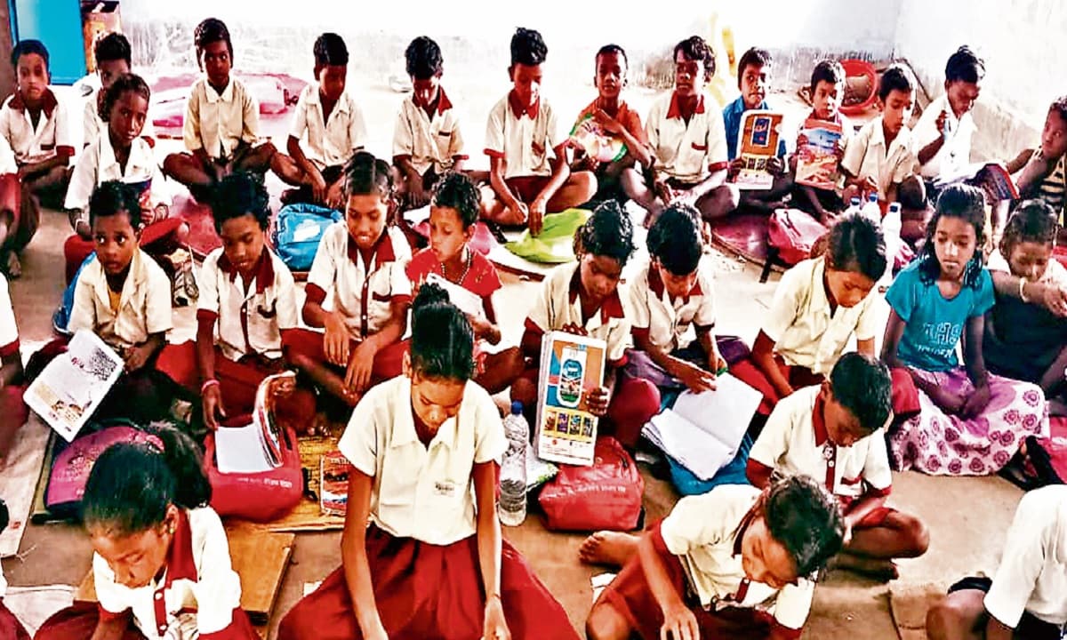 धनबाद के सरकारी स्कूल का हाल: छात्रों की संख्या 66, लेकिन कमरा सिर्फ 2, आज भी बोरा बिछाकर पढ़ने को विवश