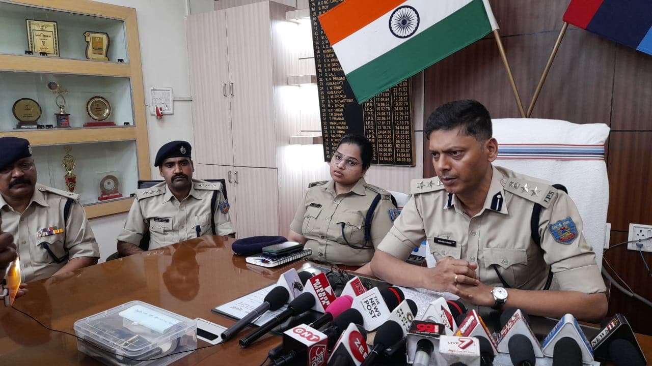 डॉ समीर से रंगदारी मांगने वाले अमन सिंह के चार गुर्गे गिरफ्तार, धनबाद SSP ने सुरक्षा का दिया भरोसा